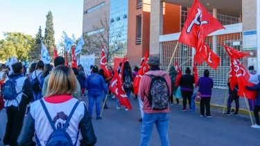 Ayer se realizó una protesta en sedes judiciales de Roca y Viedma, reclamando por procesos penales contra miembros de organizaciones. (Foto: Juan Thomes)
