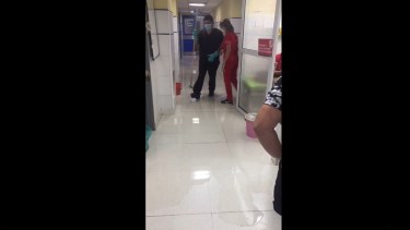 Los trabajadores durante la inundación de sectores del hospital, tratando de sacar el agua. (Captura)