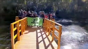 El grupo de ciclistas fue filmado sobre el mirador, con una bandera que los identifica como "MTB Confluencia". (Captura).-