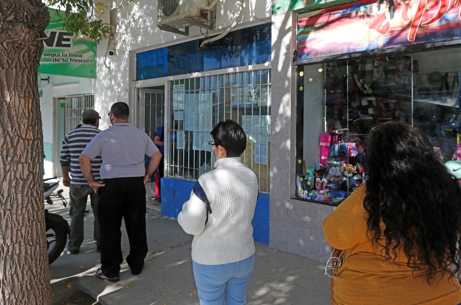 Alta demanda en las oficinas de la calle 25 de Mayo, entre Sarmiento e Italia. (Foto: Juan Thomes)
