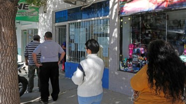 Alta demanda en las oficinas de la calle 25 de Mayo, entre Sarmiento e Italia. (Foto: Juan Thomes)