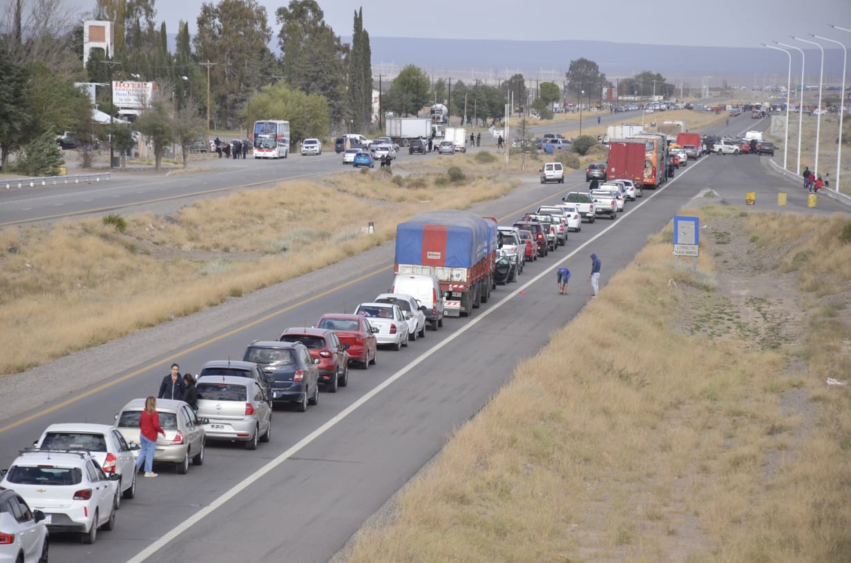 La medida de fuerza colapsó el tránsito de la Ruta 22 en Arroyito. Foto: Yamil Regules