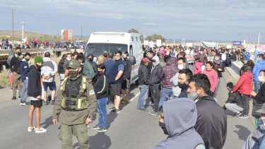 Hubo ayer en el corte de Arroyito momentos de tensión entre un grupo de varados y los trabajadores de salud.  Foto: Yamil Regules