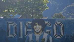 La foto de Gianinna Maradona, en un mural del Diego, en San Martín de los Andes
