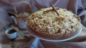 Manos a la masa para hacer esta torta streusel de manzana