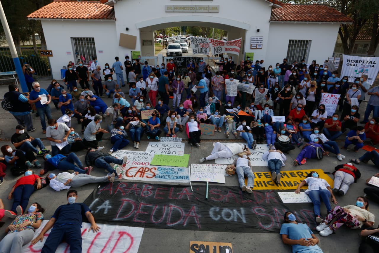 Trabajadores roquenses y de otras localidades valletanas se manifestaron en el ingreso al López Lima. (Foto: Juan Thomes)
