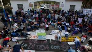 Fuerte protesta de los trabajadores de salud en Roca