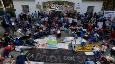 Trabajadores roquenses y de otras localidades valletanas se manifestaron en el ingreso al López Lima. (Foto: Juan Thomes)