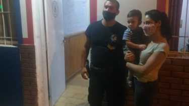 La familia se mostró muy agradecida con el personal del cuartel de Gregorio Álvarez de Neuquén. Foto: Gentileza