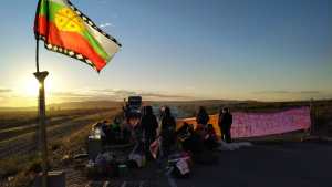 Comunidades mapuche bloquean caminos en Vaca Muerta en apoyo a la protesta de Salud