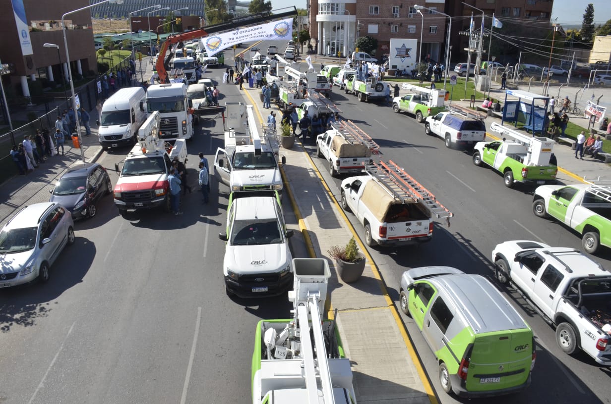 El frente del Concejo Deliberante de Neuquén, en la calle Leloir, CALF hizo despliegue operativo frente al Concejo para la aprobación del nuevo contrato.  (Foto Yamil Regules)