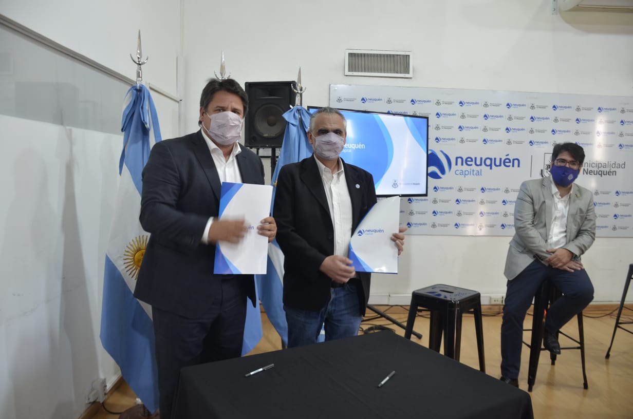 Se firmó hoy el contrato entre la municipalidad y la universidad para iniciar el estudio sobre el transporte urbano de Neuquén (foto Yamil Regules)