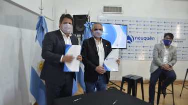 Se firmó hoy el contrato entre la municipalidad y la universidad para iniciar el estudio sobre el transporte urbano de Neuquén (foto Yamil Regules)