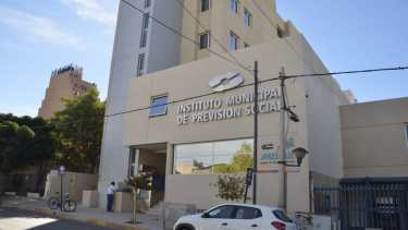 El Instituto Municipal de Previsión Social (IMPS) pagará a los jubilados el bono no remunerativo acordado con los municipales capitalinos (foto Yamil Regules)