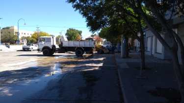 Los operarios de Arsa trabajaron en la reparación del acueducto en calle 9 de Julio. 