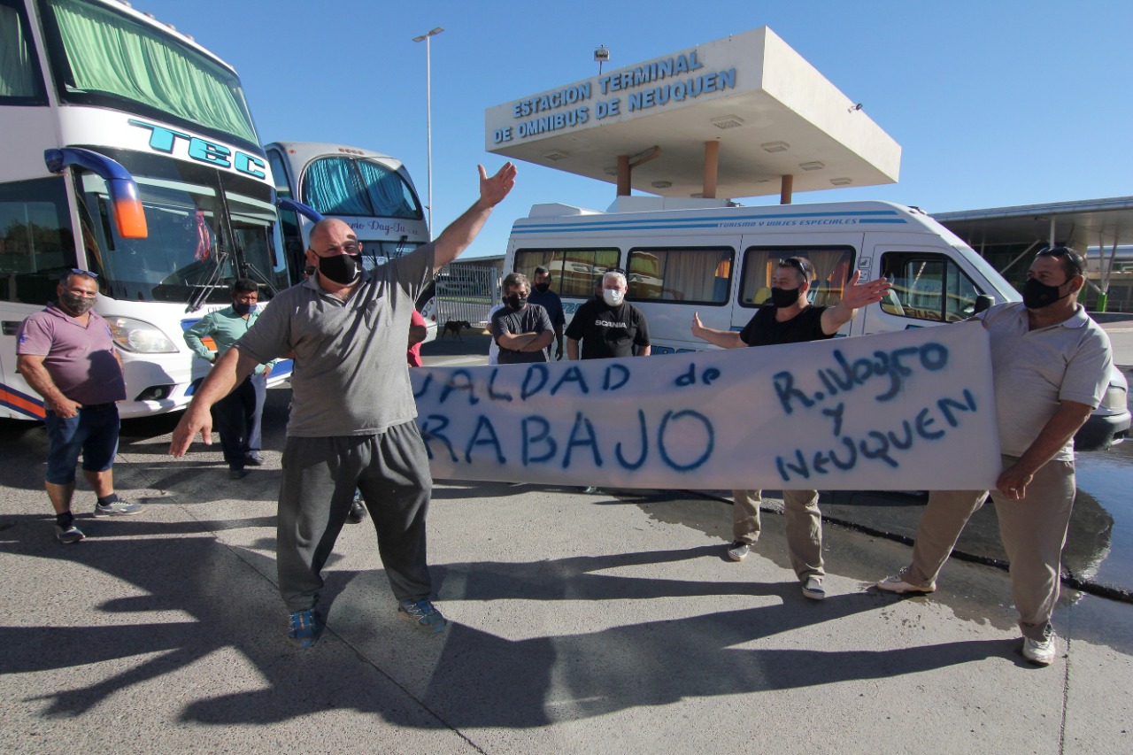 Transportistas piden que les permitan trabajar tras el DNU que suspende los viajes grupales turísticos. Foto: Oscar Livera.