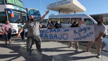Transportistas piden que les permitan trabajar tras el DNU que suspende los viajes grupales turísticos. Foto: Oscar Livera.