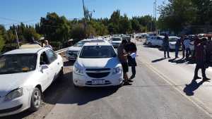 Taxistas de Cinco Saltos cortan el puente en apoyo a los trabajadores de Salud