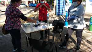 Reclamo por sueldos, con aporte a la salud en pleno centro de Roca