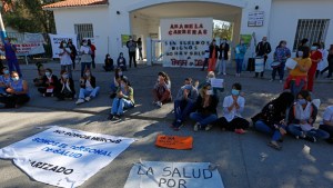 Sentada en el hospital de Roca, con reclamos de "seriedad" para el gobierno