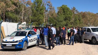 La Policía llegó al lugar donde estaba el titular de ATE, Carlos Quintriqueo, quien fue denunciado por el grupo de medios. 