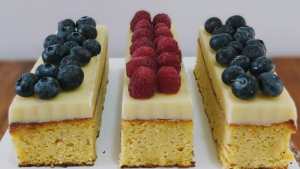 Cake de naranja y amapolas con crema de yogur y chocolate blanco sin Tacc