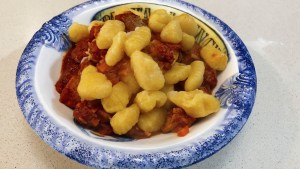 Ñoquis con estofado de bondiolita por «Cala» Calabrese