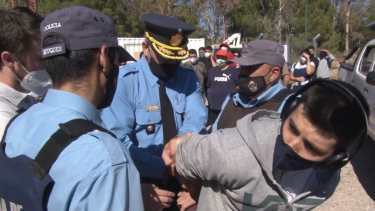 Grave ataque a la libertad de prensa: esposaron a un periodista durante una cobertura en Neuquén