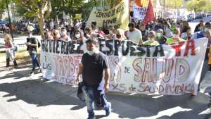 Salud reforzó cortes en Neuquén y tuvo una marcha multitudinaria en rechazo al bono