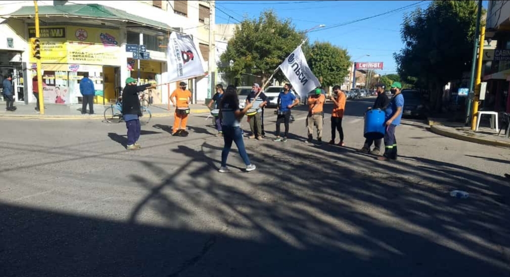 Hoy protestaron en la Ruta 65 y frente al edificio municipal. Foto gentileza. 