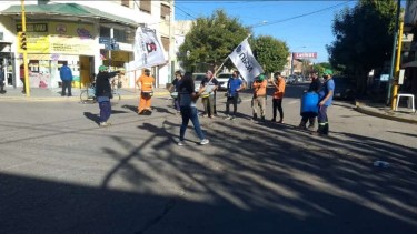 Hoy protestaron en la Ruta 65 y frente al edificio municipal. Foto gentileza. 
