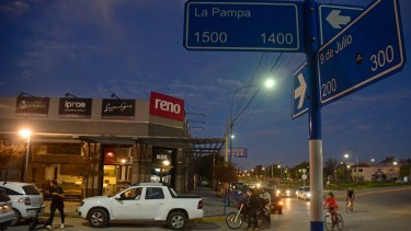 Las colas recorren varias cuadras alrededor de las estaciones de Servicios