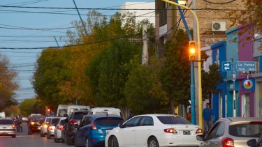 Largas filas de vehículos en las calles aledañas a las estaciones de servicio se hicieron habituales en estos días. 