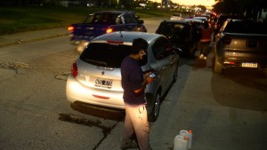 Historias al borde del surtidor: la dura tarea de llenar el tanque en Roca