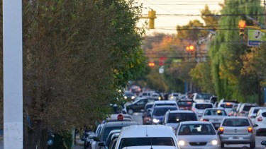 Los empleados tratan de ordenar el flujo de autos para hacer la carga lo más rápida posible. 