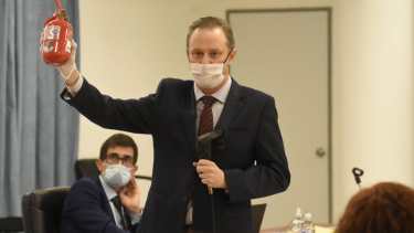 El fiscal exhibió durante su alegato el matafuegos con el que Lucini atacó a la víctima. Foto Florencia Salto.