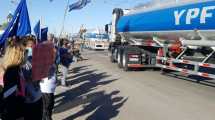 Imagen de 40 camiones con combustible lograron salir de la refinería de YPF en Plaza Huincul