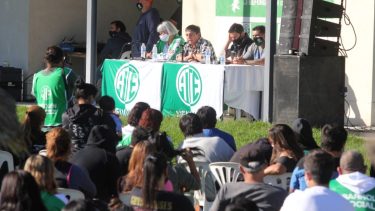 El plenario del sindicato votó por unanimidad la medida de fuerza. Foto: Oscar Livera.