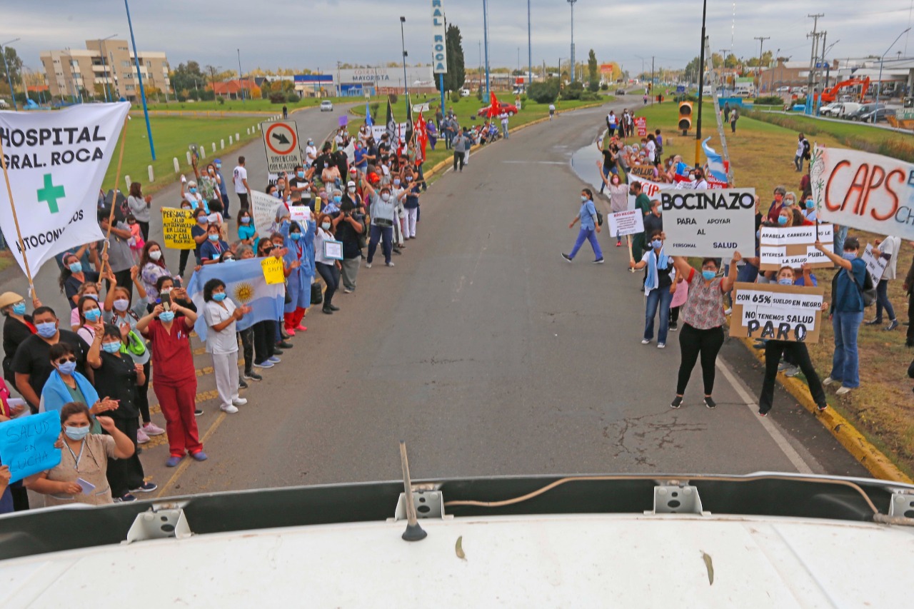 La protesta en el acceso principal a Roca contó con la adhesión de trabajadores de diferentes hospitales del Alto Valle. (Foto: Juan Thomes)