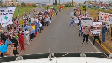 La protesta en el acceso principal a Roca contó con la adhesión de trabajadores de diferentes hospitales del Alto Valle. (Foto: Juan Thomes)