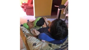 Allen: un nene lleva dos años esperando una silla especial por la demora de Osecac
