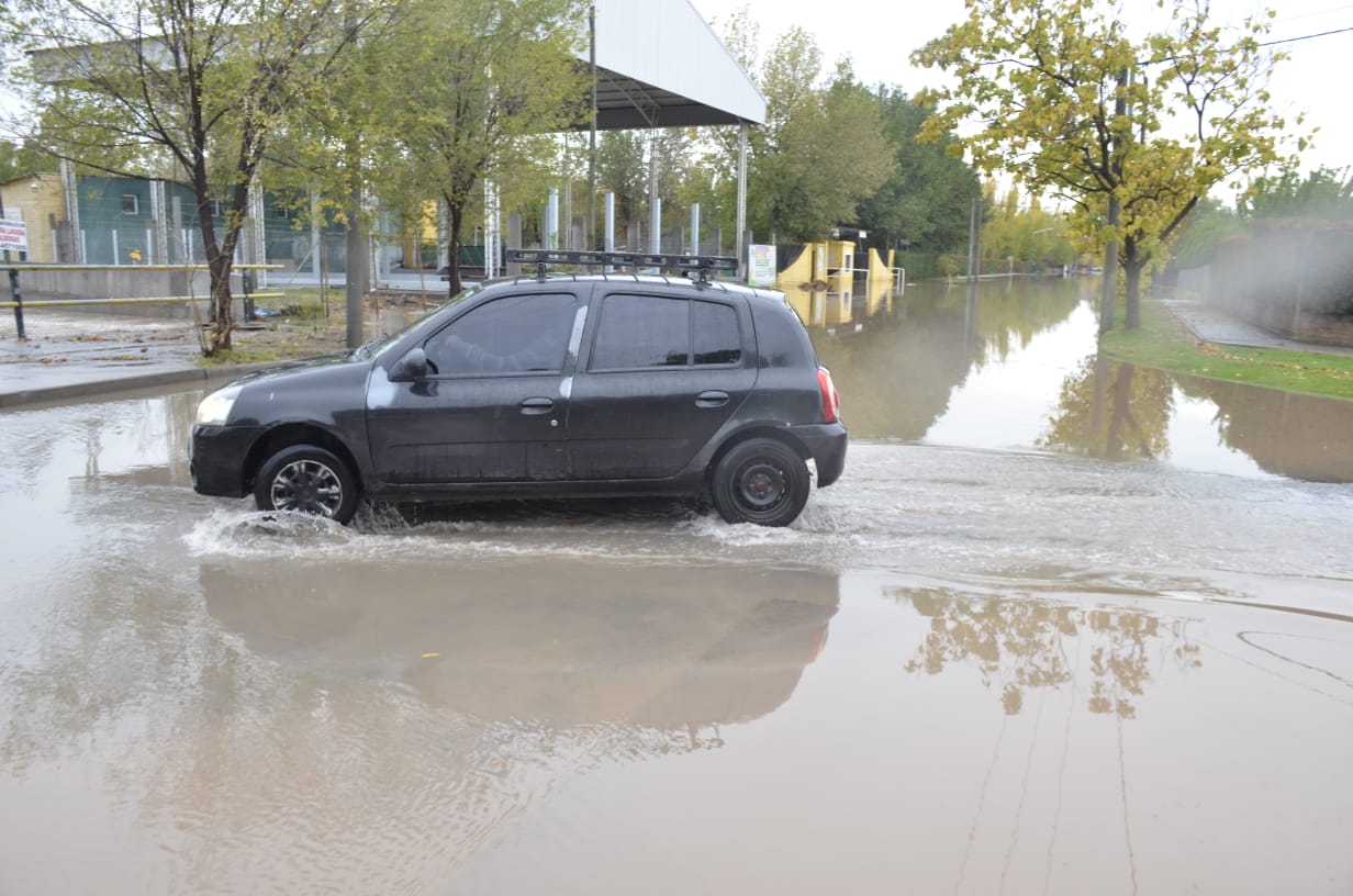 La tormenta no solo inundó las calles de Neuquén sino que también causa problemas con el suministro de agua en partes de la ciudad. (Yamil Regules).-