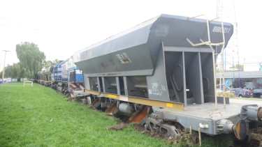 La formación quedó enterrada sobre un débil terreno a la altura de la estación. Fotos: Andrés Maripe.