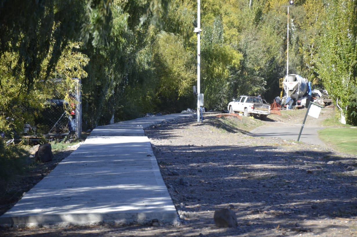 Senda peatonal en construcción a la vera del río Neuquen (foto Yamil Regules)