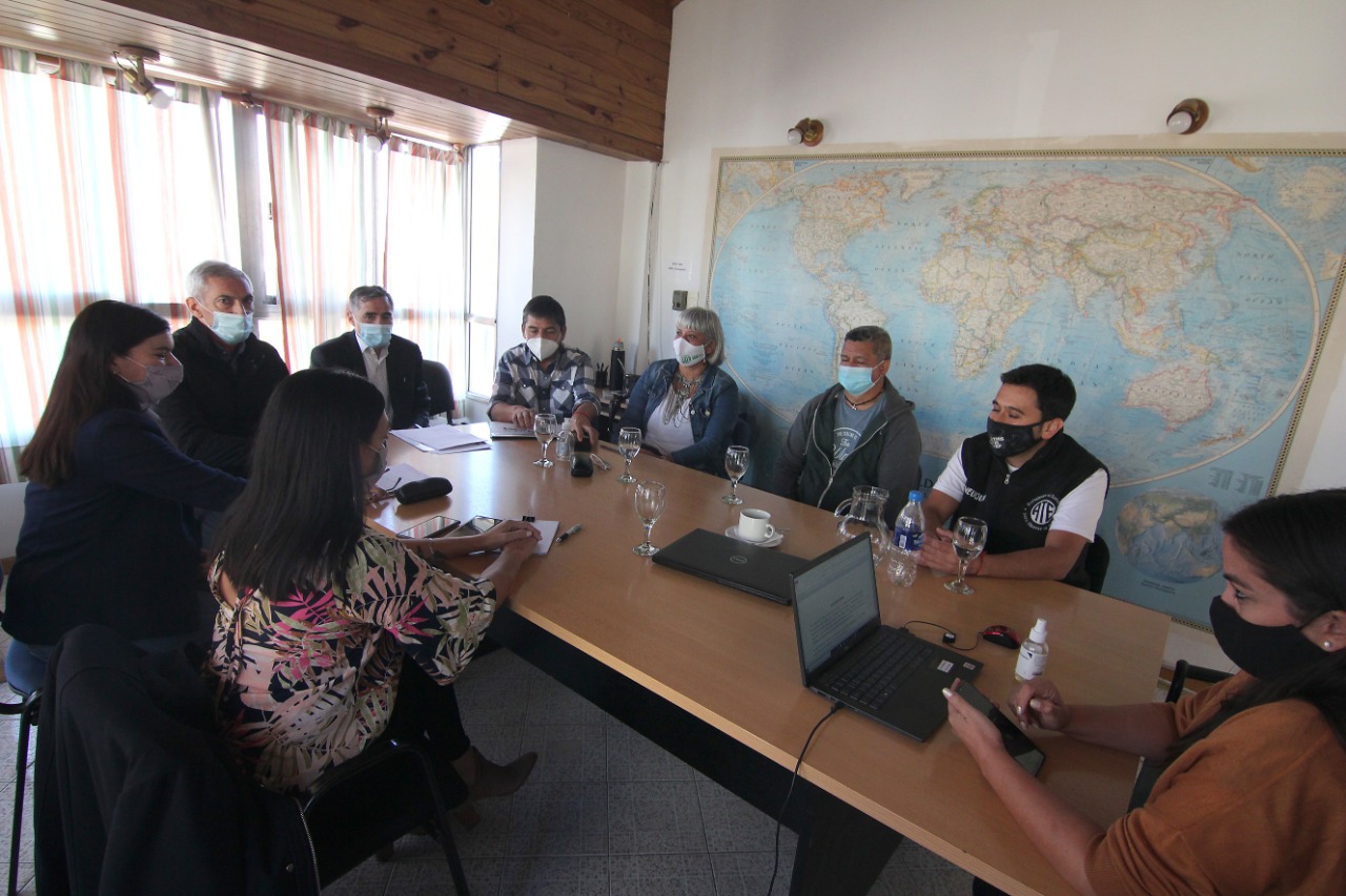 Las partes se reunieron este mediodía en las oficinas de Avenida del Trabajador. Foto: Oscar Livera.
