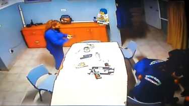 No es la primera vez que lo bomberos de Centenario  salvan vidas con la maniobra de Heimlich. Foto: Captura video