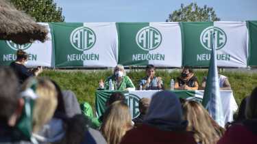 El secretario general de ATE mocionó la propuesta ante la asamblea. Foto: Yamil Regules.