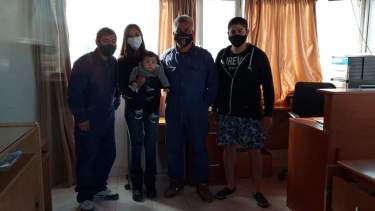 Bomberos héroes junto a Thiam y su familia. Foto:  Gentileza Asociación Bomberos Voluntarios  Centenario