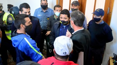 El grupo llegó hasta el ingreso a la sede municipal. Foto: Marcelo Ochoa.