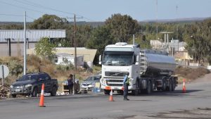 Los alumnos varados por los cortes en Añelo lograron pasar y continúan viaje a Rincón de los Sauces 